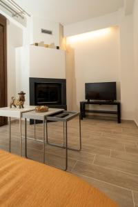 a living room with a fireplace and a tv at Comfy & stylish apt in Ioannina with fireplace in Ioannina