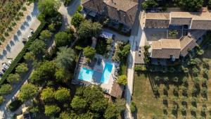 een luchtzicht op een huis met een zwembad bij Le Mas du Terme in Barjac