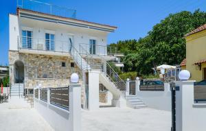 een wit huis met een trap ervoor bij Villa Gjoni in Limenas