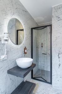 A bathroom at Hotel Villa Rosa Még 23 kép