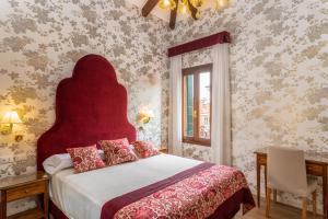 A bed or beds in a room at Hotel Villa Rosa