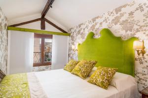 A bed or beds in a room at Hotel Villa Rosa
