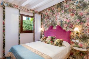 A bed or beds in a room at Hotel Villa Rosa