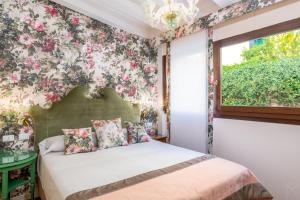 A bed or beds in a room at Hotel Villa Rosa