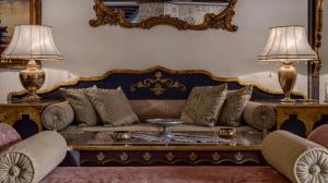 uma sala de estar com um sofá e uma mesa em Tuvana Hotel em Antalya
