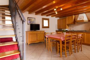 eine Küche und ein Esszimmer mit Tisch und Stühlen in der Unterkunft Albergo Diffuso Polcenigo Casa Blas in Polcenigo