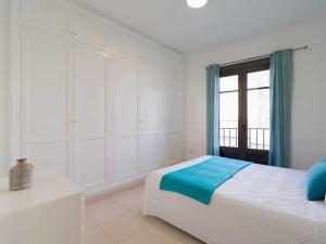 アレシーフェにあるMahostly Apartamento Comillas PBの白いベッドルーム(ベッド1台、窓付)