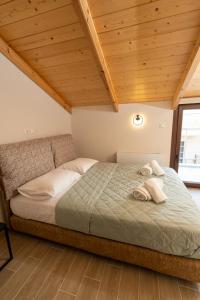 Postel nebo postele na pokoji v ubytování Comfy & stylish apt in Ioannina with fireplace
