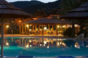 卡斯蒂亞達斯的住宿－Hotel Garden Beach，夜间带游泳池的度假村