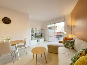 巴塞隆納的住宿－Terracotta terrace，客厅配有沙发和桌子