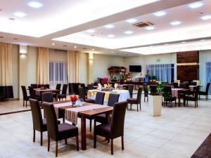 Televízia a/alebo spoločenská miestnosť v ubytovaní Hotel Feniks