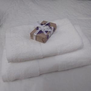 una scatola regalo seduta sopra un mucchio di asciugamani di Rinconcito de Diana a Vecindario