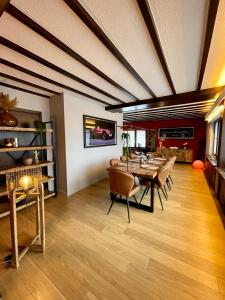 - une salle à manger avec une table et des chaises dans l'établissement La Pit Home, à Francorchamps