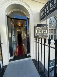 una entrada a una casa con un cartel de hotel en Kings Cross Hotel London, en Londres