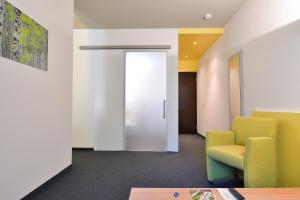 un bureau avec une porte, une chaise et une table dans l'établissement Hotel Sommerau, à Coire