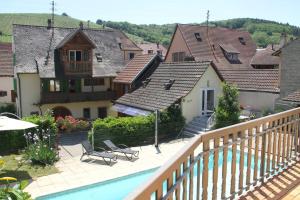 een uitzicht op een huis met een zwembad bij les Gîtes 2-4 pers Rémy HEROLD in Katzenthal