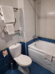 uma casa de banho com um WC e uma banheira em Eurohotel Southern em Yekaterinburg