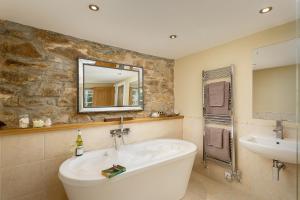 Koupelna v ubytování The Home Barn at Cornish Barn Holidays + 41 fotografií