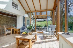 Posezení v ubytování The Home Barn at Cornish Barn Holidays