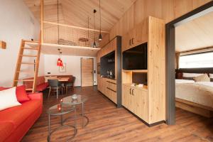 Zimmer mit einem Bett, einem Sofa und einem Tisch in der Unterkunft Siplinger Suites - Ferienwohnungen - Sauna und Fitness in Balderschwang