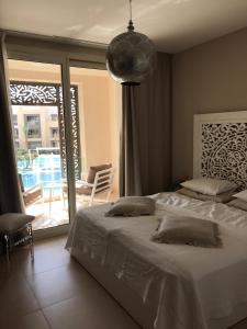 Giường trong phòng chung tại Jutta Deluxe 2,5-Bedroom-Apartment Mangroovy-M10 El Gouna