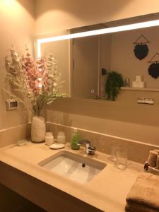 baño con lavabo y espejo grande en Jutta Deluxe 2,5-Bedroom-Apartment Mangroovy-M10 El Gouna, en Hurghada