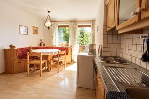 kuchnia ze stołem i jadalnią w obiekcie Haus Farmer w mieście Sankt Martin am Tennengebirge