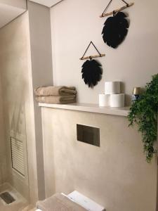 Jutta Deluxe 2,5-Bedroom-Apartment Mangroovy-M10 El Gouna في الغردقة: حمام به رف وبه مناشف ومناشف