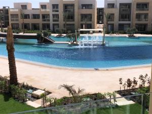 a large pool with a fountain in front of a building at Jutta Deluxe 2,5-Bedroom-Apartment Mangroovy-M10 El Gouna in Hurghada