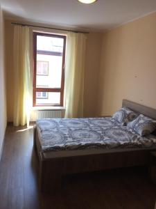 sypialnia z łóżkiem przed oknem w obiekcie ESEN Apartamenty Nowy Świat w mieście Białystok