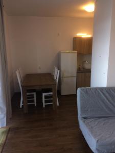 salon ze stołem oraz kuchnia z lodówką w obiekcie ESEN Apartamenty Nowy Świat w mieście Białystok +4 zdjęcia