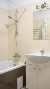 łazienka z umywalką i wanną w obiekcie ESEN Apartamenty Nowy Świat w mieście Białystok