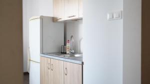 kuchnia ze zlewem i lodówką w obiekcie ESEN Apartamenty Nowy Świat w mieście Białystok