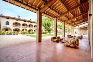 un patio intérieur avec des canapés et un grand bâtiment dans l'établissement Borgo di Drugolo, à Lonato