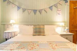 マンチェスターにあるBrookfield Cottageのベッドルーム1室(壁に旗が掛けられたベッド1台付)