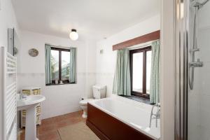 Vannituba majutusasutuses The Snug at Cornish Barn Holidays +45 fotot