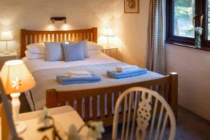 Voodi või voodid majutusasutuse The Snug at Cornish Barn Holidays toas