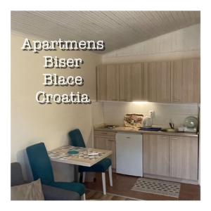 Kuhinja ili čajna kuhinja u objektu Apartments BISER