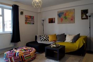 un soggiorno con divano e tavolo di Modern 1 Bedroom in Shadwell with Balcony a Londra