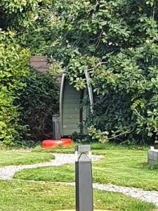 um alimentador de aves na relva de um jardim em Priory Glamping Pods and Guest accommodation em Killarney