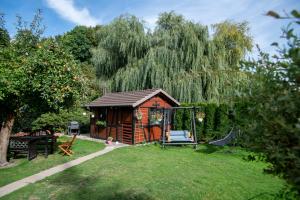 a small cabin in a yard with a swing at Ferienwohnung Weserbergland in Hessisch Oldendorf