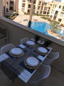 Utsikt mot bassenget på Jutta Deluxe 2-Bedroom-Apartment Mangroovy-M7 El Gouna eller i nærheten