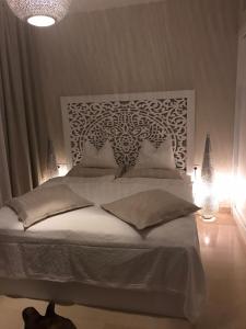 เตียงในห้องที่ Jutta Deluxe 2-Bedroom-Apartment Mangroovy-M7 El Gouna