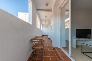 A television and/or entertainment centre at FUN BUILDING APARTMENTS by HOMEABOUT