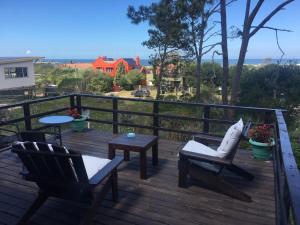 una terraza con sillas y mesas y vistas al océano. en Imaginate, en Punta del Este