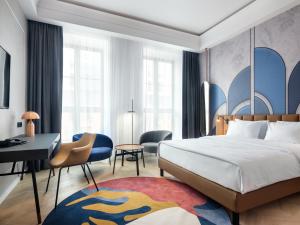 um quarto de hotel com uma cama e uma secretária em Mercure Krakow Fabryczna City na Cracóvia