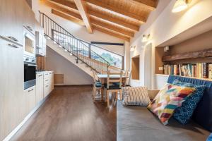 salon z kanapą i schodami w obiekcie Agriturismo Al Gallo Nero La Torre w mieście Tenno