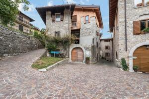 brukowana ulica przed budynkiem w obiekcie Agriturismo Al Gallo Nero La Torre w mieście Tenno