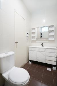 Vonios kambarys apgyvendinimo įstaigoje Desaru KTV Classical Elegant Style by Joyfully 2M2