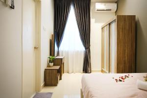 Een bed of bedden in een kamer bij Desaru KTV Classical Elegant Style by Joyfully 2M2